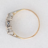 Trilogy Art Déco in oro giallo e bianco 9K con zaffiro (0.30ct ca.) e diamanti di taglio brillante (0.14ctw ca.), anni ‘30