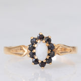 Anello a margherita vintage in oro giallo 9K con opale (0.15ct ca.) e zaffiri (0.20ctw ca.), anno 1986