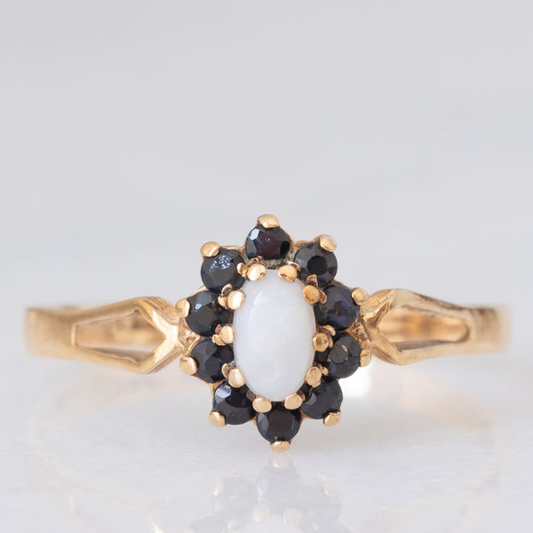 Anello a margherita vintage in oro giallo 9K con opale (0.15ct ca.) e zaffiri (0.20ctw ca.), anno 1986