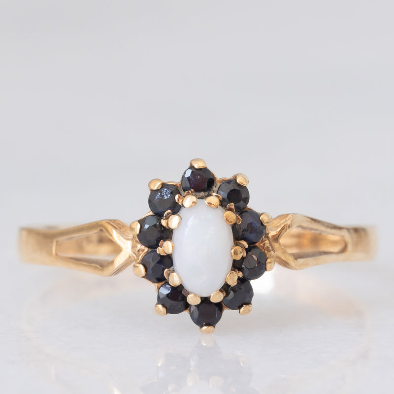 Anello a margherita vintage in oro giallo 9K con opale (0.15ct ca.) e zaffiri (0.20ctw ca.), anno 1986