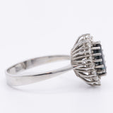 Anello a margherita navette vintage in oro bianco 14K con zaffiro (0.60ct ca.) e diamanti (0.42ctw ca.), anni ‘70