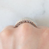 “Cinque anelli in uno” Anello vintage a fascia con cinque anelli collegati tra di loro in oro bianco 18K con diamanti di taglio brillante (1.40ctw ca.)
