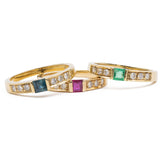 Tres anillos antiguos de oro amarillo de 14 k con zafiros, rubíes, esmeraldas y diamantes (0.30 quilates), años 70