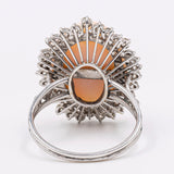 Vintage-Gänseblümchenring aus 18 Karat Weißgold mit Cabochon-Koralle (22 Karat) und Diamanten (1.50 Karat), 60er/70er Jahre