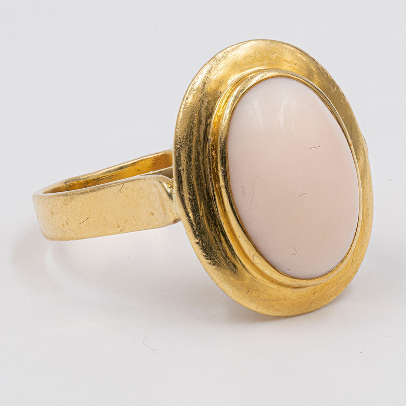 Anello vintage in oro giallo 18k con corallo rosa, anni '60