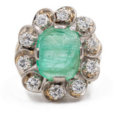 Vintage-Gänseblümchenring aus 18 Karat Weißgold mit Cabochon-Smaragd (3.60 ct) und Diamanten (0.60 ct), 60er Jahre