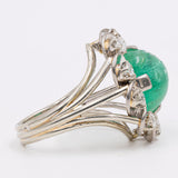 Vintage-Gänseblümchenring aus 18 Karat Weißgold mit Cabochon-Smaragd (3.60 ct) und Diamanten (0.60 ct), 60er Jahre