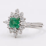 Vintage-Gänseblümchenring aus 14-karätigem Weißgold mit Smaragd (ca. 1 ct) und Diamanten (ca. 0.95 ctw), 60er Jahre