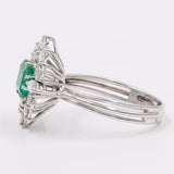 Vintage-Gänseblümchenring aus 14-karätigem Weißgold mit Smaragd (ca. 1 ct) und Diamanten (ca. 0.95 ctw), 60er Jahre