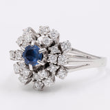Vintage 14K white gold daisy ring with brilliant cut diamonds (approx. 0.96ctw) and central sapphire (approx. 0.50ct), 60s