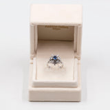 Vintage-Gänseblümchenring aus 14-karätigem Weißgold mit Diamanten im Brillantschliff (ca. 0.96 ctw) und zentralem Saphir (ca. 0.50 ct), 60er Jahre