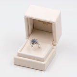Vintage 14K white gold daisy ring with brilliant cut diamonds (approx. 0.96ctw) and central sapphire (approx. 0.50ct), 60s