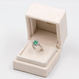 Vintage-Gänseblümchenring aus 14-karätigem Weißgold mit Smaragd (ca. 1 ct) und Diamanten (ca. 0.95 ctw), 60er Jahre