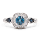 Vintage-Ring aus 18 Karat Weißgold, blauem Spinell, Saphiren und Diamanten (0.44 ctw). 60er Jahre