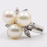Anillo vintage de oro blanco de 14k con tres perlas y diamantes, años 60