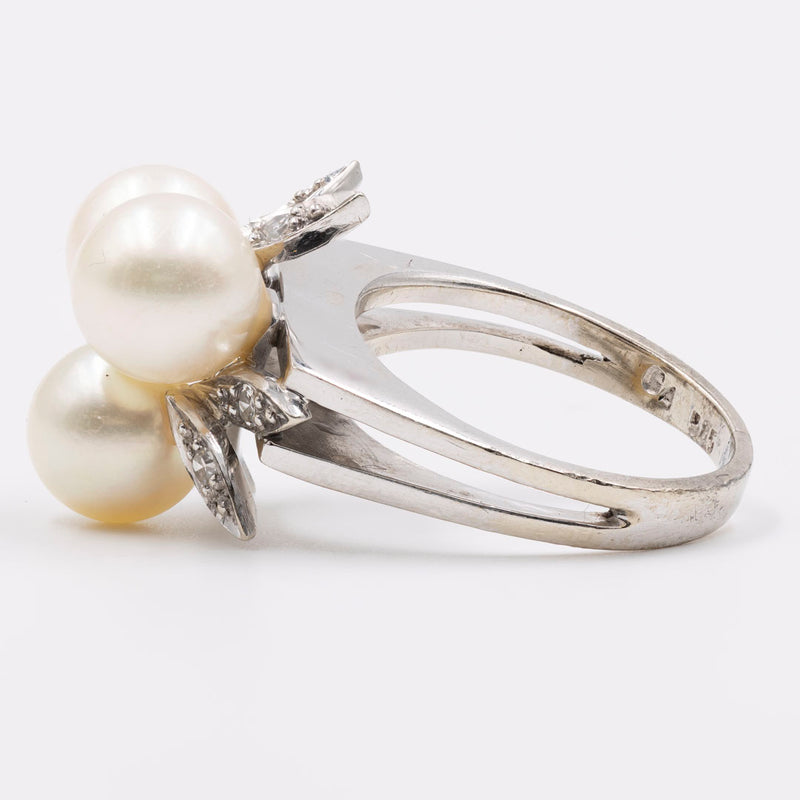 Anello vintage in oro bianco 14k con tre perle e diamanti , anni '60