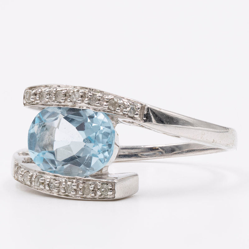 Anello vintage "bypass" in oto bianco 9k con topazio azzurro e diamanti
