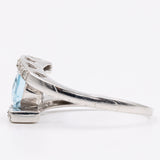Anel vintage "bypass" em oto branco 9k com topázio azul e diamantes