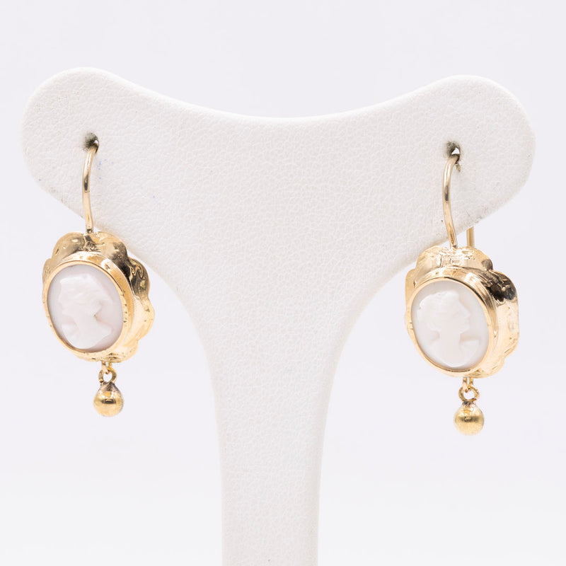 Orecchi vintage in oro giallo con cammei su conchiglia