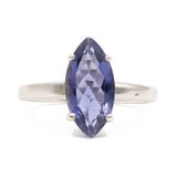 Anello vintage in oro bianco 9K con iolite di taglio marquise (1.10ct ca.), anni ‘80 ca.