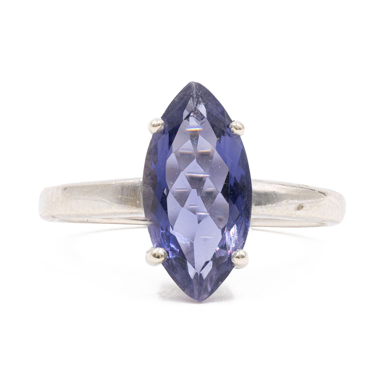 Anello vintage in oro bianco 9K con iolite di taglio marquise (1.10ct ca.), anni ‘80 ca.