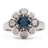 Bague marguerite vintage en or blanc 14 carats avec saphir (environ 0.70 ct) et diamants (environ 0.32 ct), années 70