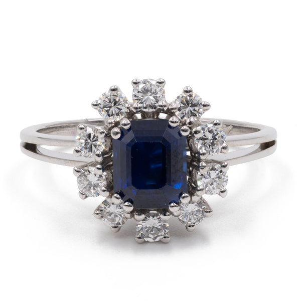 Anello vintage a margherita in oro bianco 18k con zaffiro (1,50ct) e diamanti (0,50ctw), anni '70