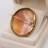 Spilla in oro giallo 14k con cammeo su conchiglia raffigurante Flora