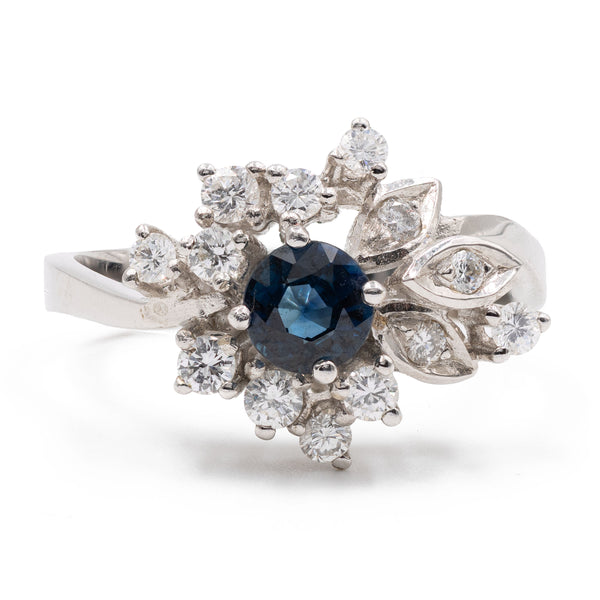 Anello vintage in oro bianco 14k con zaffiro (0,50ct) e diamanti (0,42ctw), anni '70