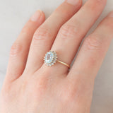 Anello a margherita vintage in oro giallo e bianco 9K con topazio azzurro (1.60ct ca.) e diamanti (0.16ctw ca.), anni ‘80
