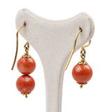 Orecchini asimetrici vintage in oro giallo 18k con sfere di corallo