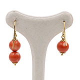 Orecchini asimetrici vintage in oro giallo 18k con sfere di corallo