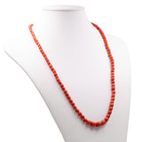 Colar vintage em formato de barril com coral vermelho e detalhes em ouro amarelo 18k, década de 50.
