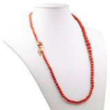 Colar vintage em formato de barril com coral vermelho e detalhes em ouro amarelo 18k, década de 50.