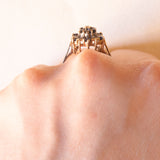 Anello a fiore vintage in oro giallo 9K con zaffiri (0.60ctw ca.) e diamanti (0.07ctw ca.)