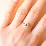 Anello a fiore vintage in oro giallo 14K con zaffiro (0.08ct ca.) e diamanti di taglio brillante (0.20ctw ca.), anni ‘80