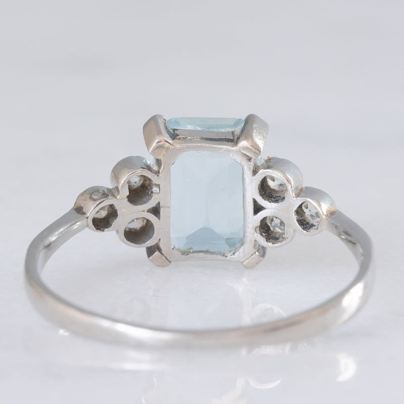 Anello vintage in platino con acquamarina (1.40ct ca.) e diamanti (0.18ctw ca.), anni ‘70