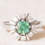 Vintage 14K white gold daisy ring with green tourmaline (0.70ct approx.) and brilliant cut diamonds (0.50ctw approx.), 70s