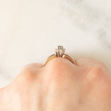 Anello a margherita in oro giallo 9K con zaffiro (0.08ct ca.) e diamanti (0.06ctw ca.), anni ‘70/‘80