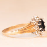 Anello a margherita vintage in oro giallo e bianco 9K con zaffiro (0.50ct ca.) e diamanti (0.08ctw ca.), anno 1987