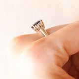 Anello vintage in oro bianco 14K con zaffiro (1.60ct ca.) e diamanti (0.10ctw ca.), anni ‘70