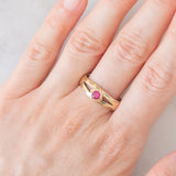 Anello a fascia vintage in oro giallo 8K con rubino sintetico, anni ‘50