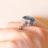 Ring aus 18-karätigem Weißgold mit blauem Topas (ca. 7 ct) und Diamanten im Marquise-Schliff (ca. 0.60 ctw), ca. 80er/90er Jahre.