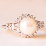 Anello vintage in oro bianco 18K con perla bianca e diamanti (0.34ctw ca.), anni ‘60/‘70