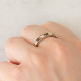 Veretta vintage in oro giallo 9K con opali (0.40ctw ca.) e zaffiri (0.30ctw ca.), anno 1976