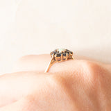 Bague fleur vintage en or jaune 9 carats avec saphirs (environ 0.80 ct) et opale (environ 0.15 ct), années 80