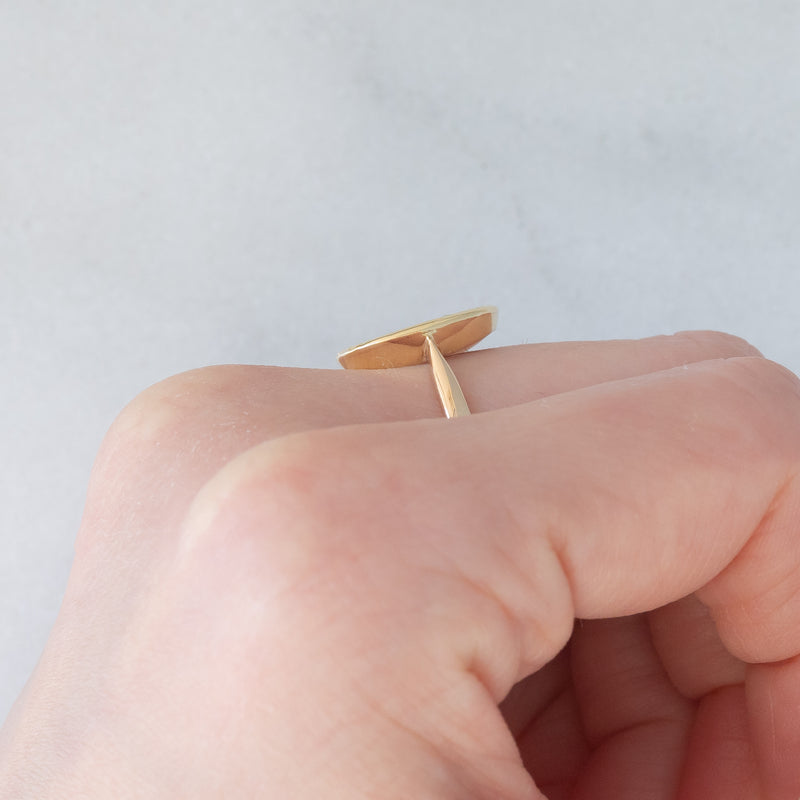 Anello “Plus qu’hier moins que demain” vintage in oro giallo 18K con diamanti e rubini