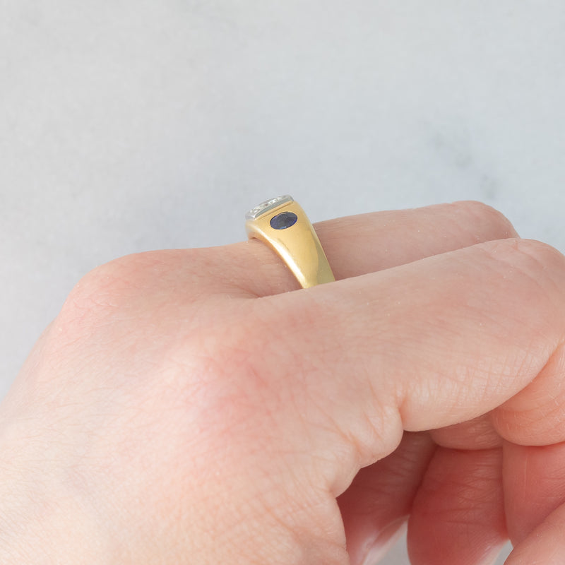 Trilogy gypsy vintage in oro giallo 18K con diamante (0.35ct ca.) e zaffiri (0.36ctw ca.), anni ‘50/‘60