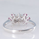 Anello vintage in oro bianco 14K con rubini (0.30ctw ca.) e diamanti di taglio brillante (0.22ctw ca.), anni ‘80