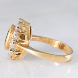 Anello a margherita vintage in oro 18K con zaffiro (1.10ct ca.) e diamanti di taglio brillante (0.50ctw ca.), anni ‘60